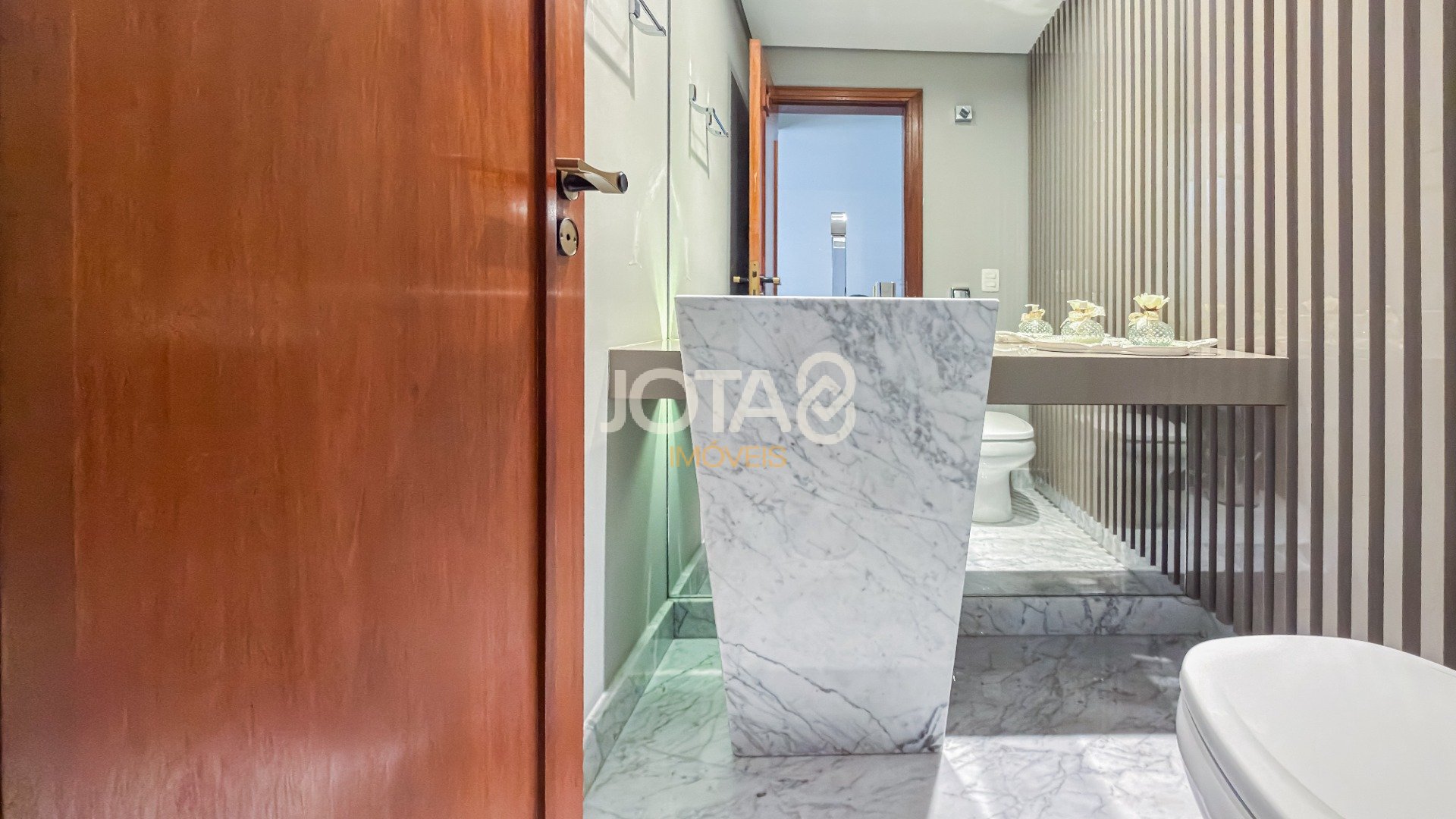 APARTAMENTO COM 3 QUARTOS E 2 VAGAS NO BATEL.