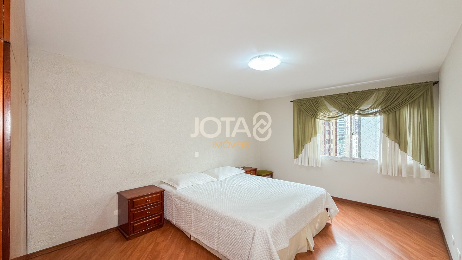 APARTAMENTO COM 3 QUARTOS E 2 VAGAS NO BATEL.