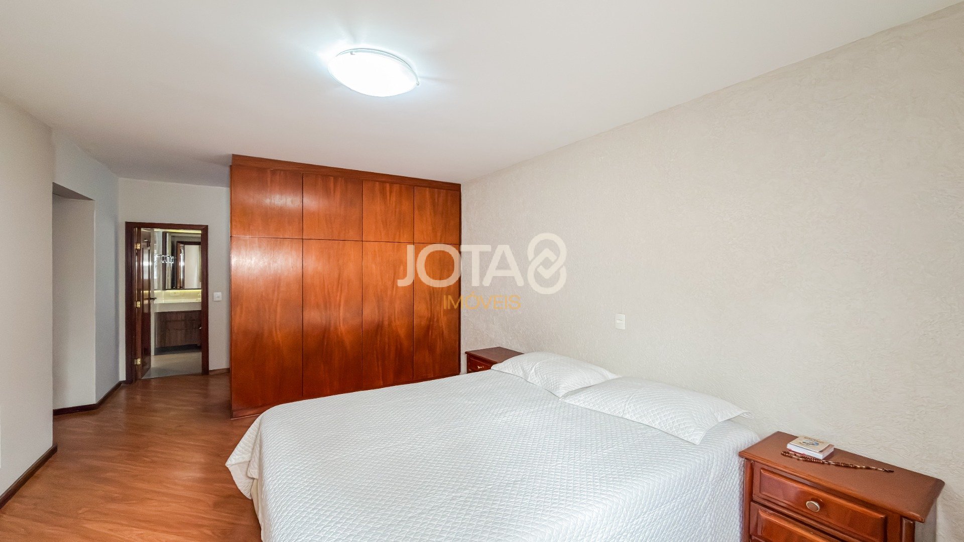APARTAMENTO COM 3 QUARTOS E 2 VAGAS NO BATEL.