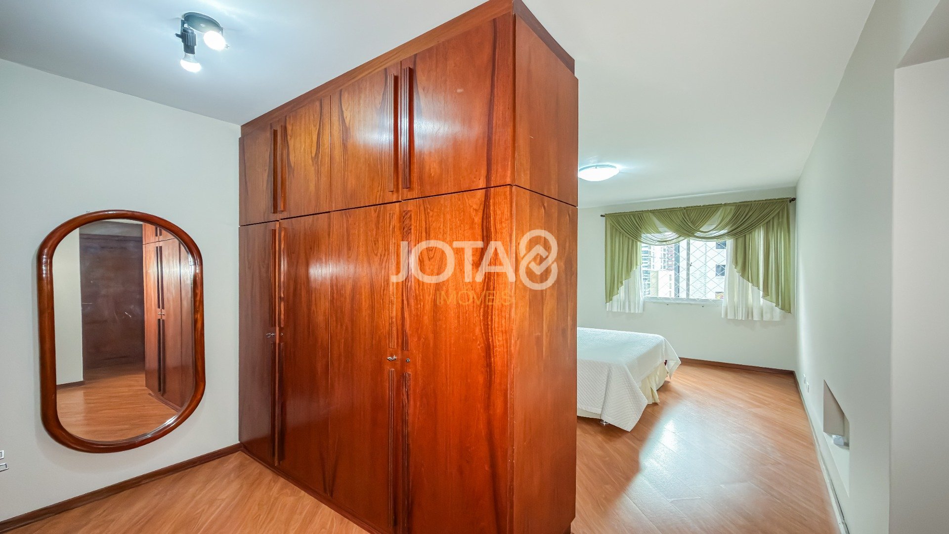 APARTAMENTO COM 3 QUARTOS E 2 VAGAS NO BATEL.