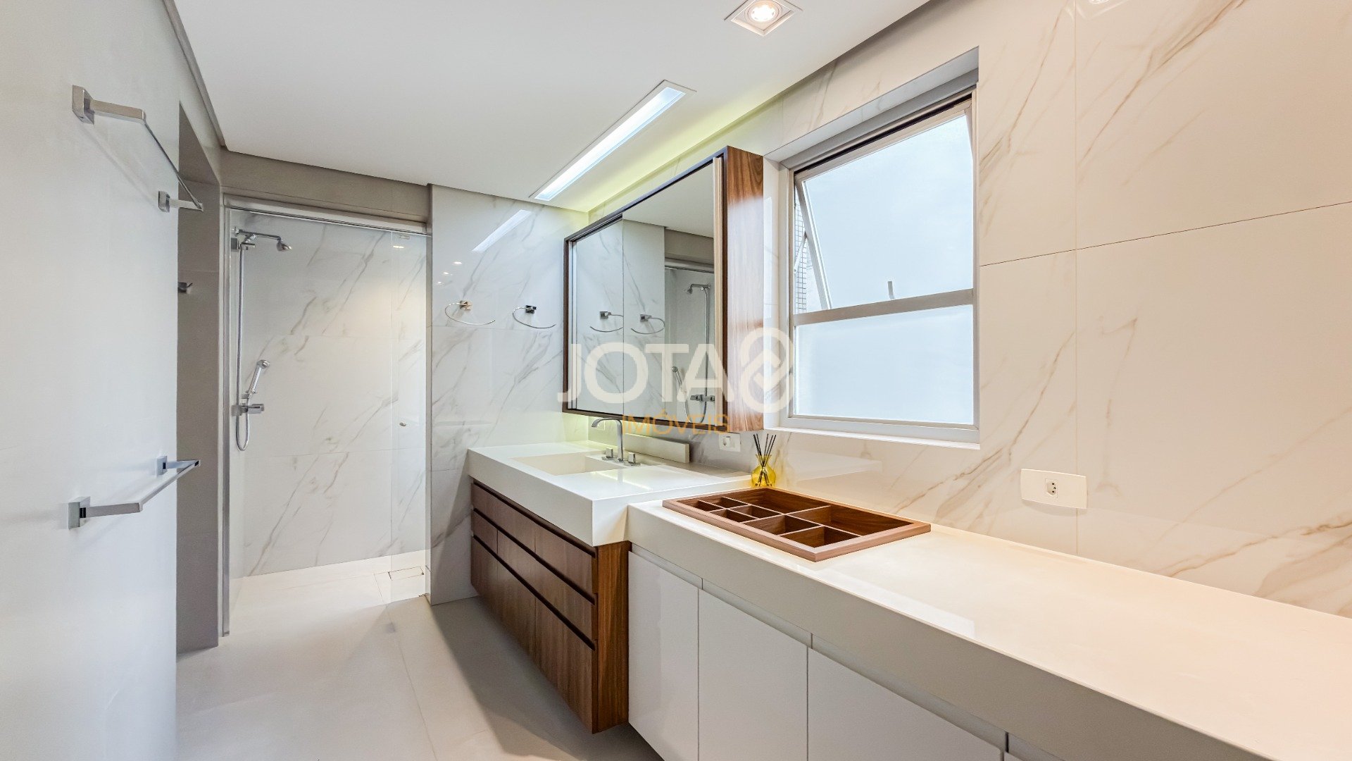 APARTAMENTO COM 3 QUARTOS E 2 VAGAS NO BATEL.