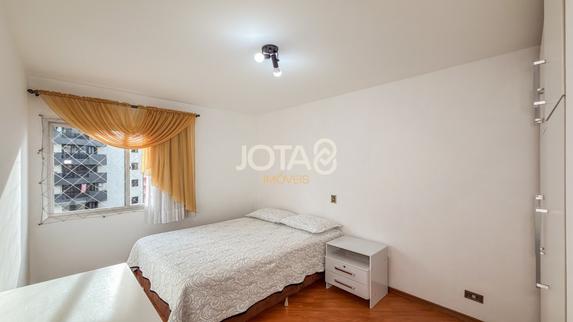 APARTAMENTO COM 3 QUARTOS E 2 VAGAS NO BATEL.