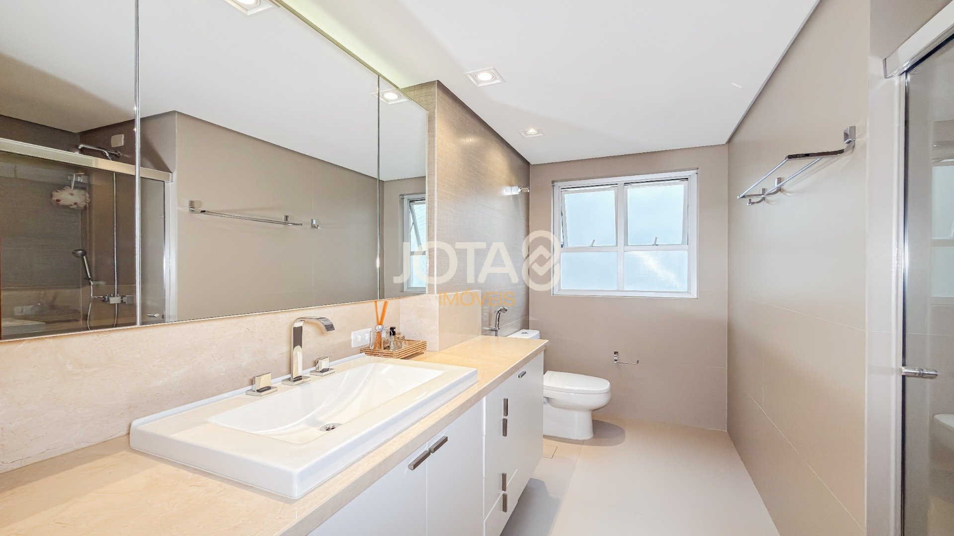 APARTAMENTO COM 3 QUARTOS E 2 VAGAS NO BATEL.