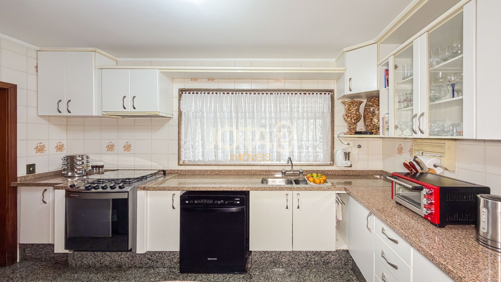 APARTAMENTO COM 3 QUARTOS E 2 VAGAS NO BATEL.