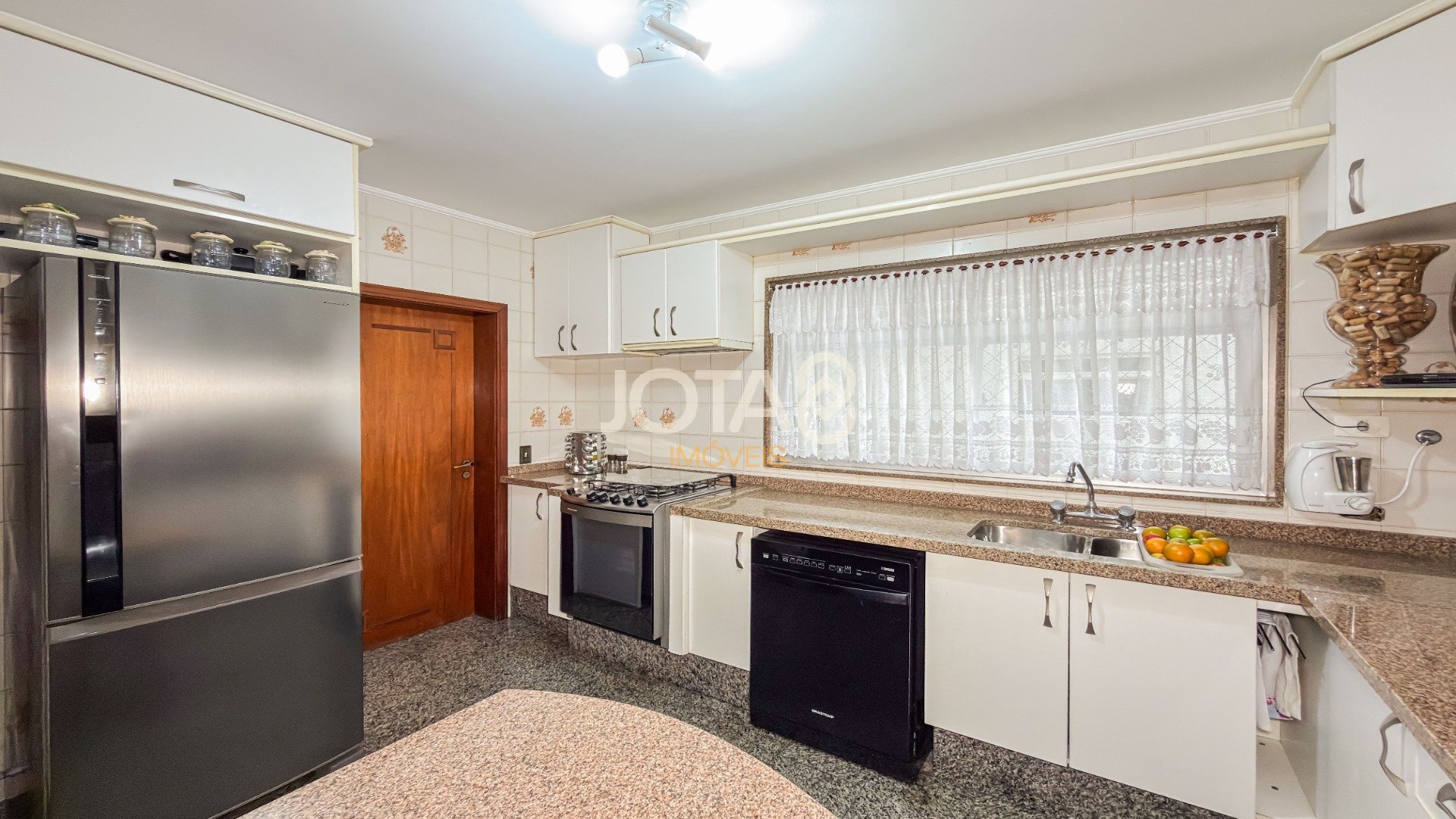 APARTAMENTO COM 3 QUARTOS E 2 VAGAS NO BATEL.