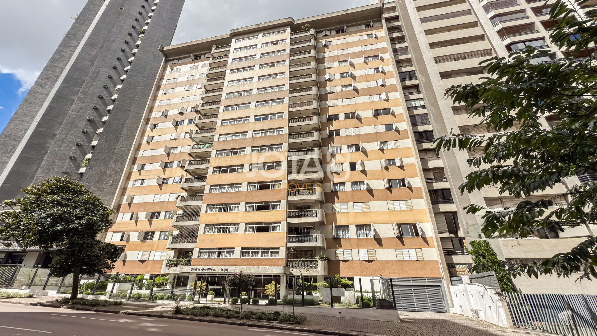 APARTAMENTO COM 3 QUARTOS E 2 VAGAS NO BATEL.