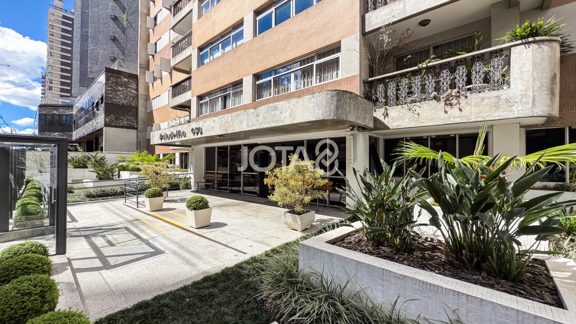 APARTAMENTO COM 3 QUARTOS E 2 VAGAS NO BATEL.