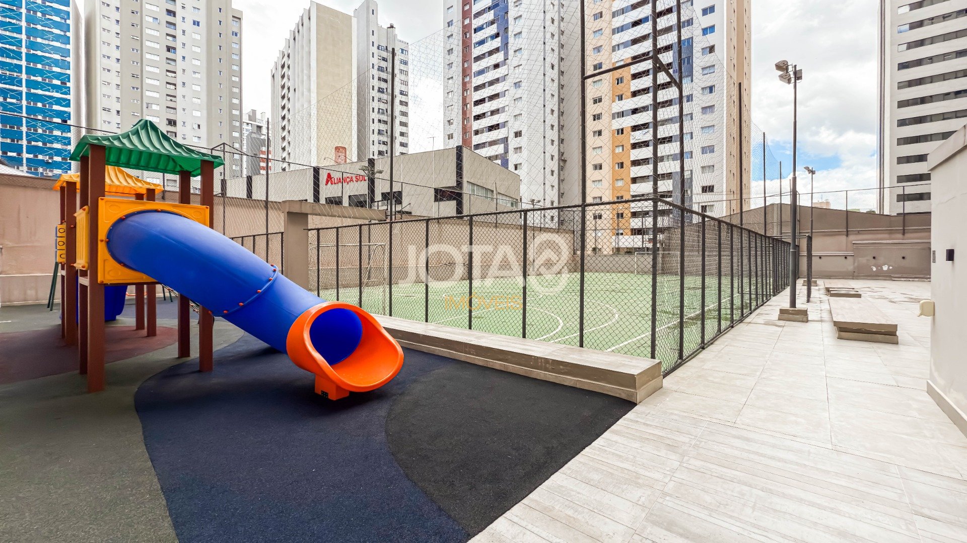 APARTAMENTO COM 3 QUARTOS E 2 VAGAS NO BATEL.