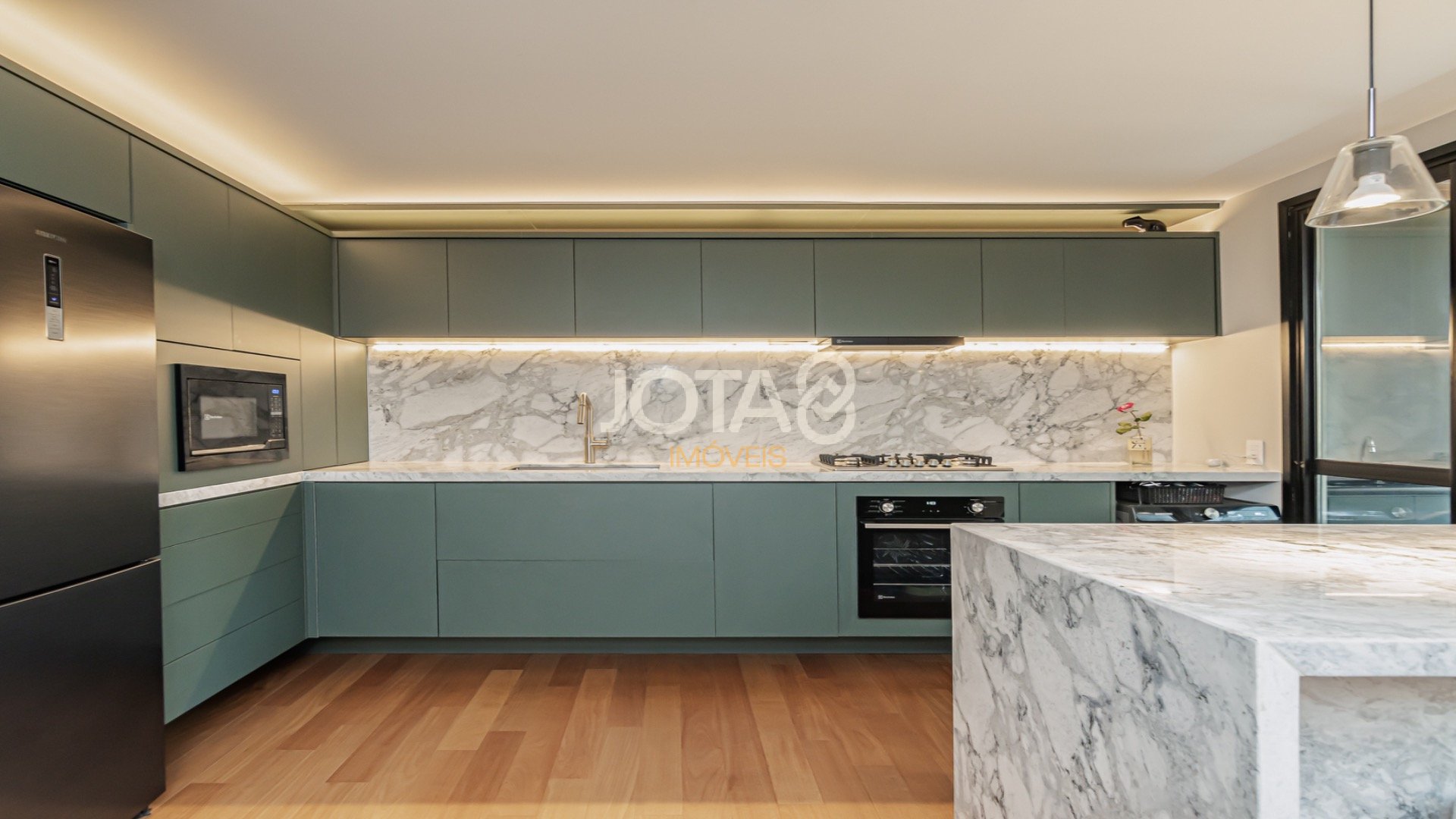 REFORMA DE ALTO PADRÃO E LOCALIZAÇÃO NOBRE NO BATEL