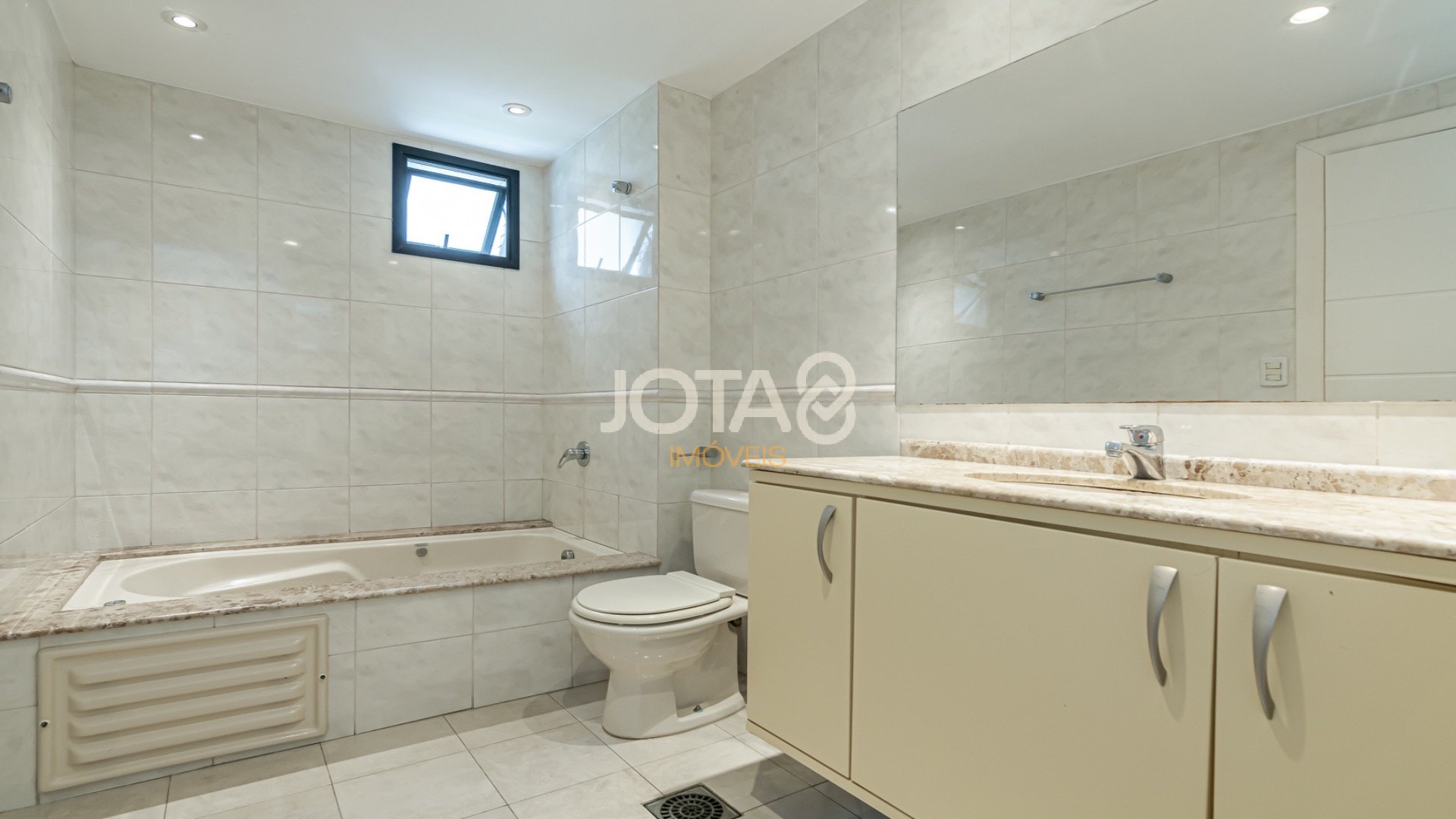 REFORMA DE ALTO PADRÃO E LOCALIZAÇÃO NOBRE NO BATEL