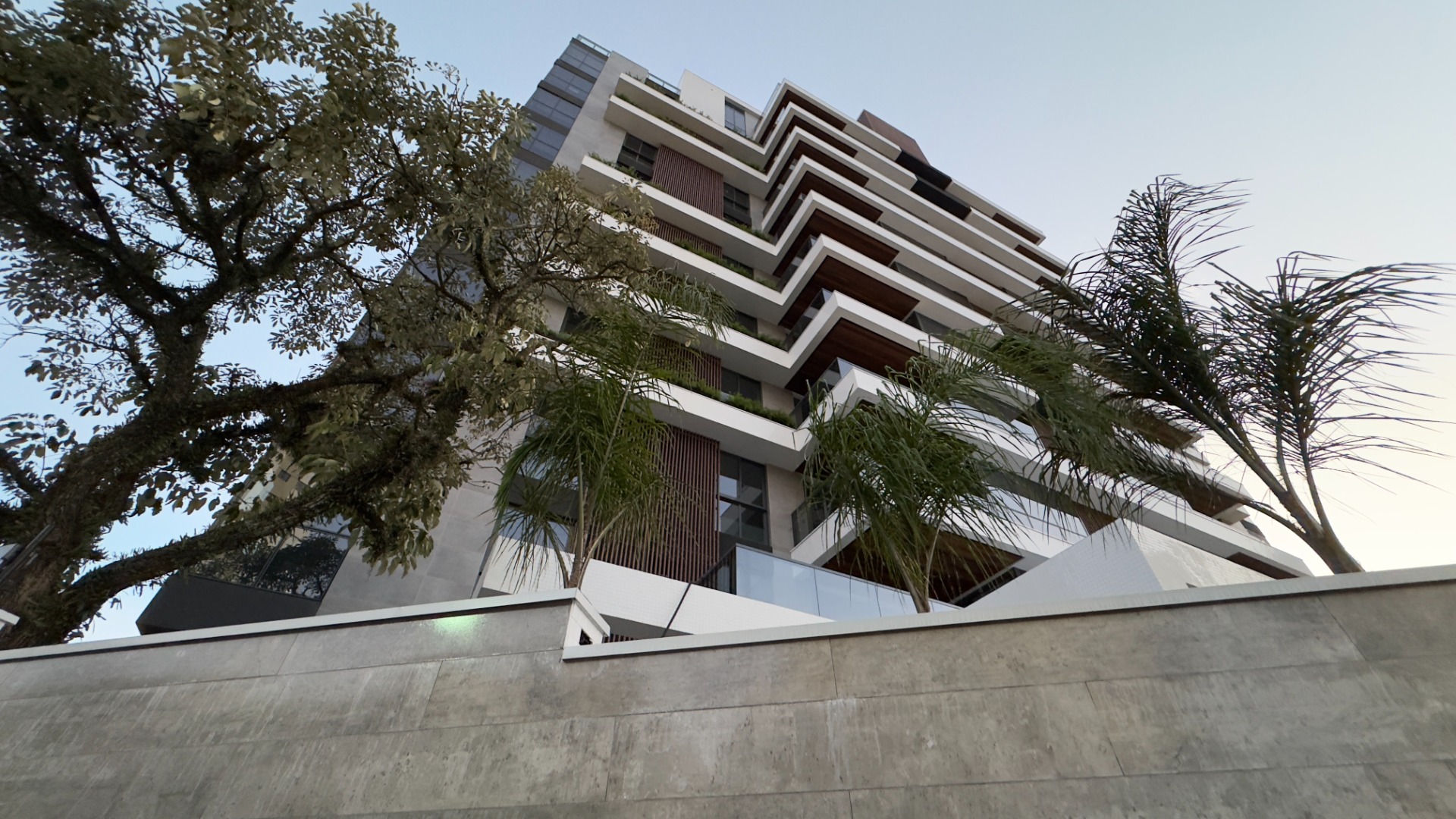 APARATAMENTO COM 3 SUÍTES E 3 VAGAS NO JUVEVE