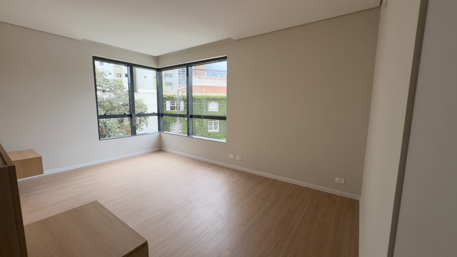 APARATAMENTO COM 3 SUÍTES E 3 VAGAS NO JUVEVÊ