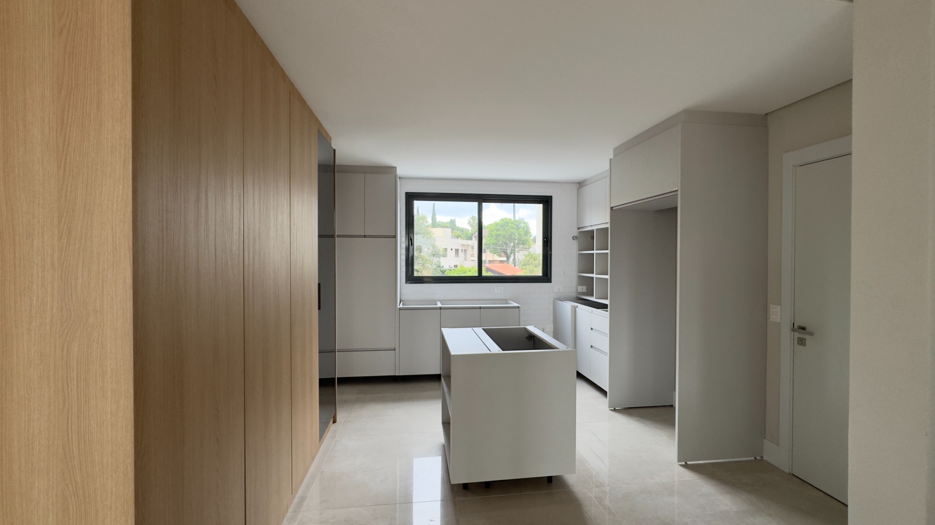 APARATAMENTO COM 3 SUÍTES E 3 VAGAS NO JUVEVÊ