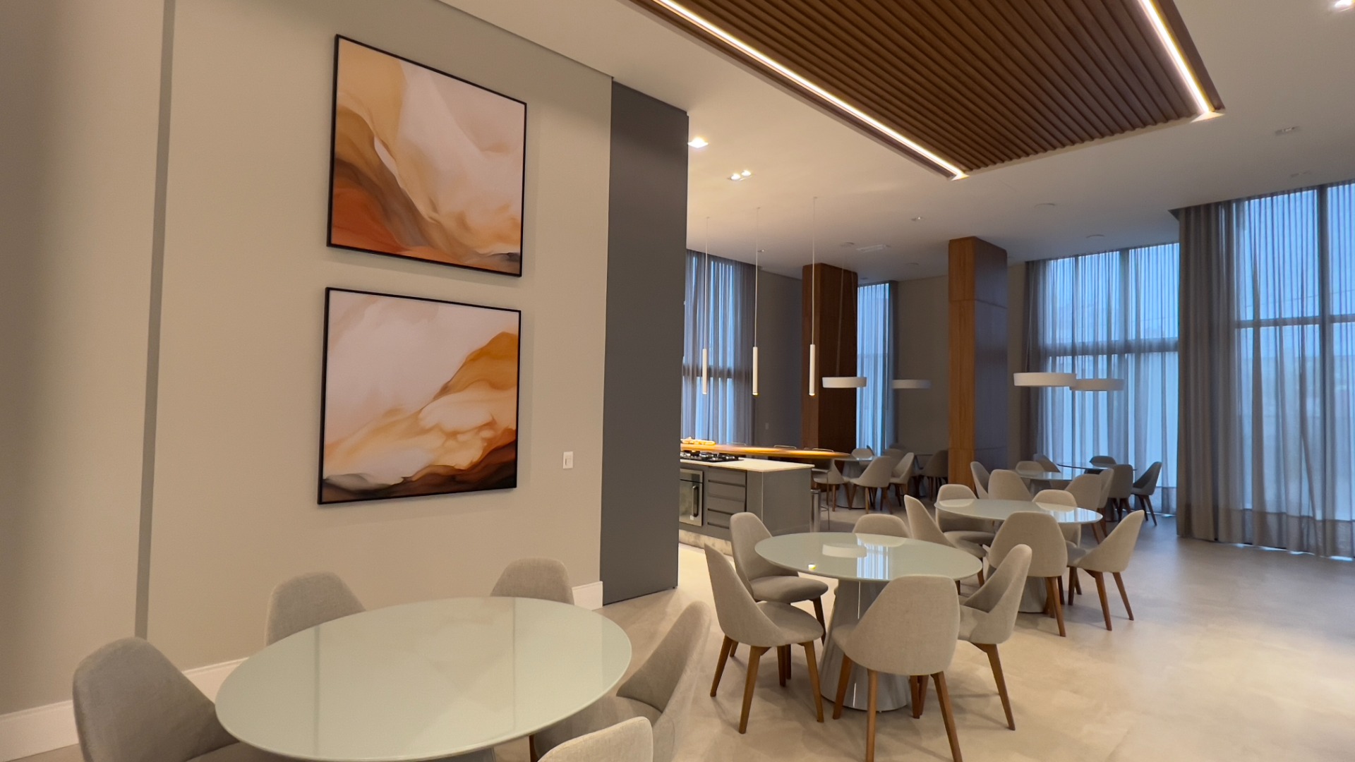 APARATAMENTO COM 3 SUÍTES E 3 VAGAS NO JUVEVÊ