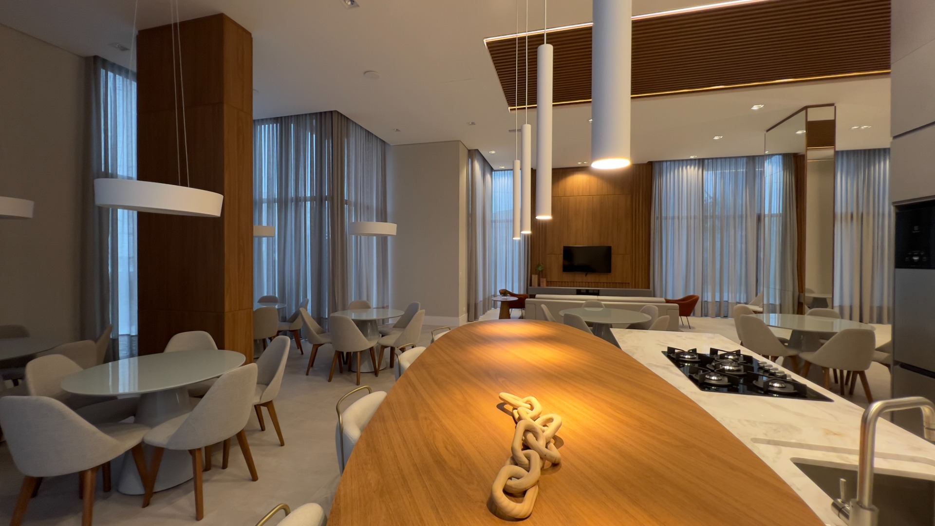 APARATAMENTO COM 3 SUÍTES E 3 VAGAS NO JUVEVÊ