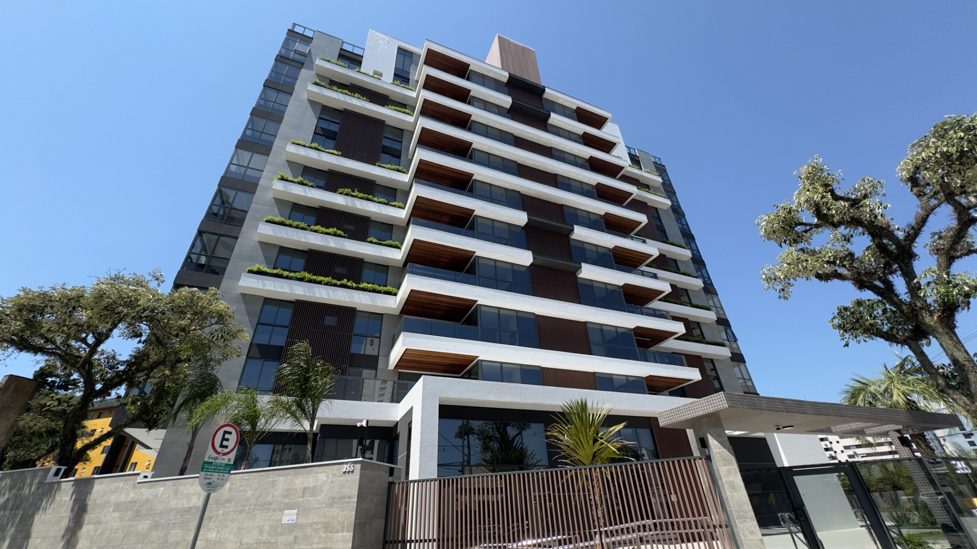 APARATAMENTO COM 3 SUÍTES E 3 VAGAS NO JUVEVÊ