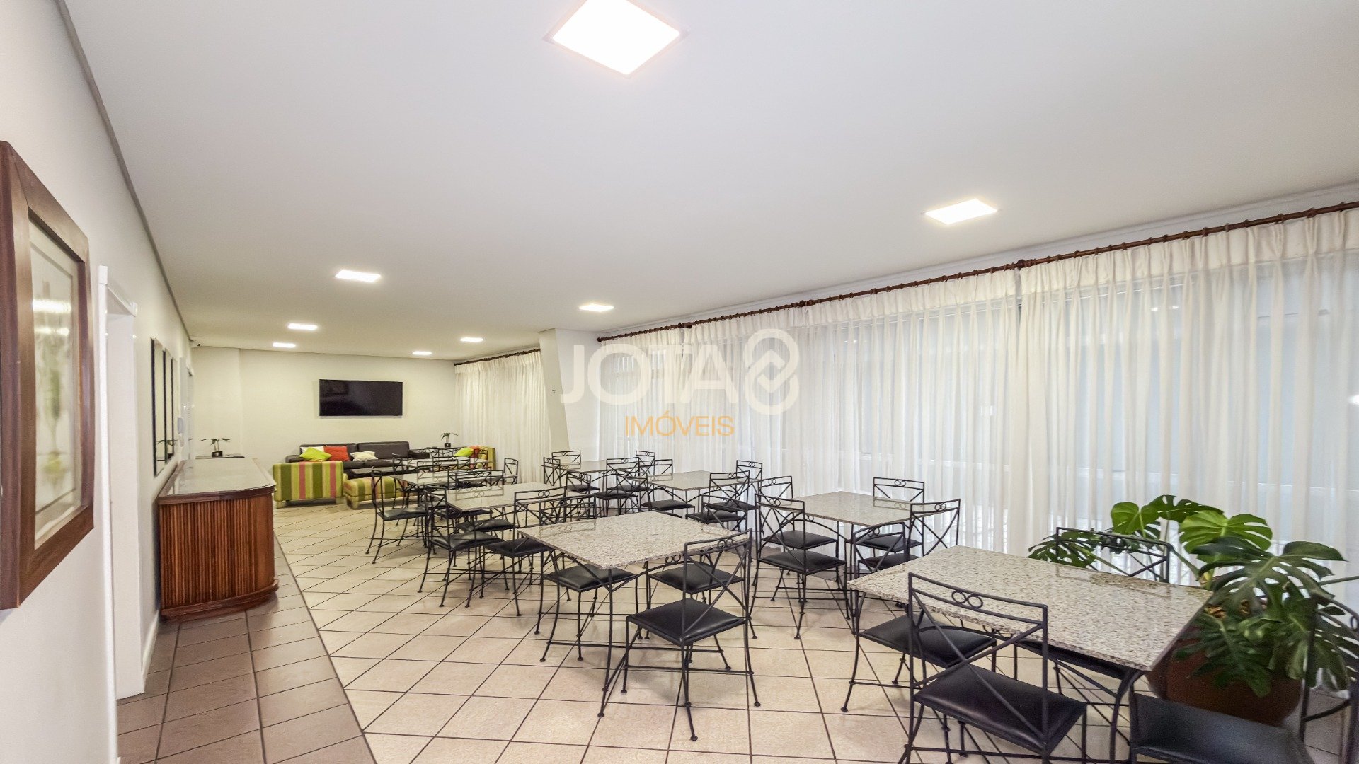 APARTAMENTO COM 3 QUARTOS NO BATEL