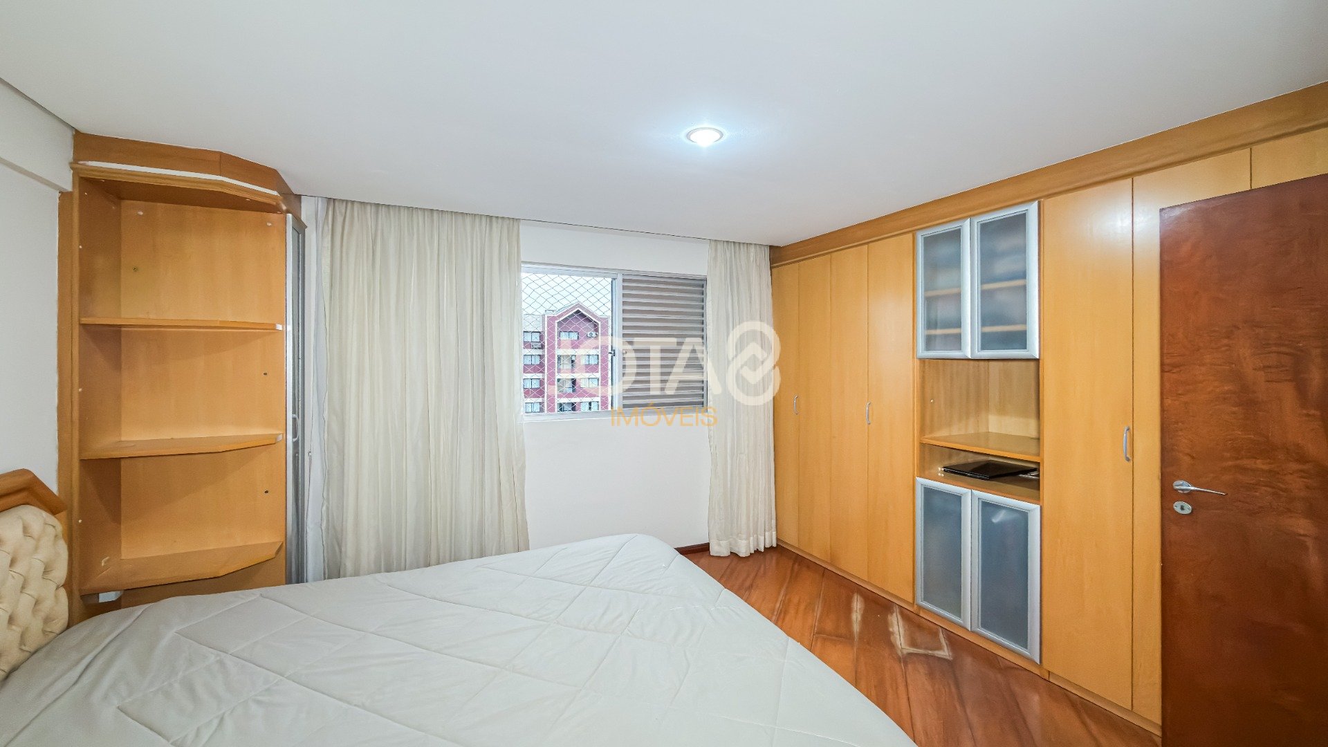 APARTAMENTO COM 3 QUARTOS NO BATEL