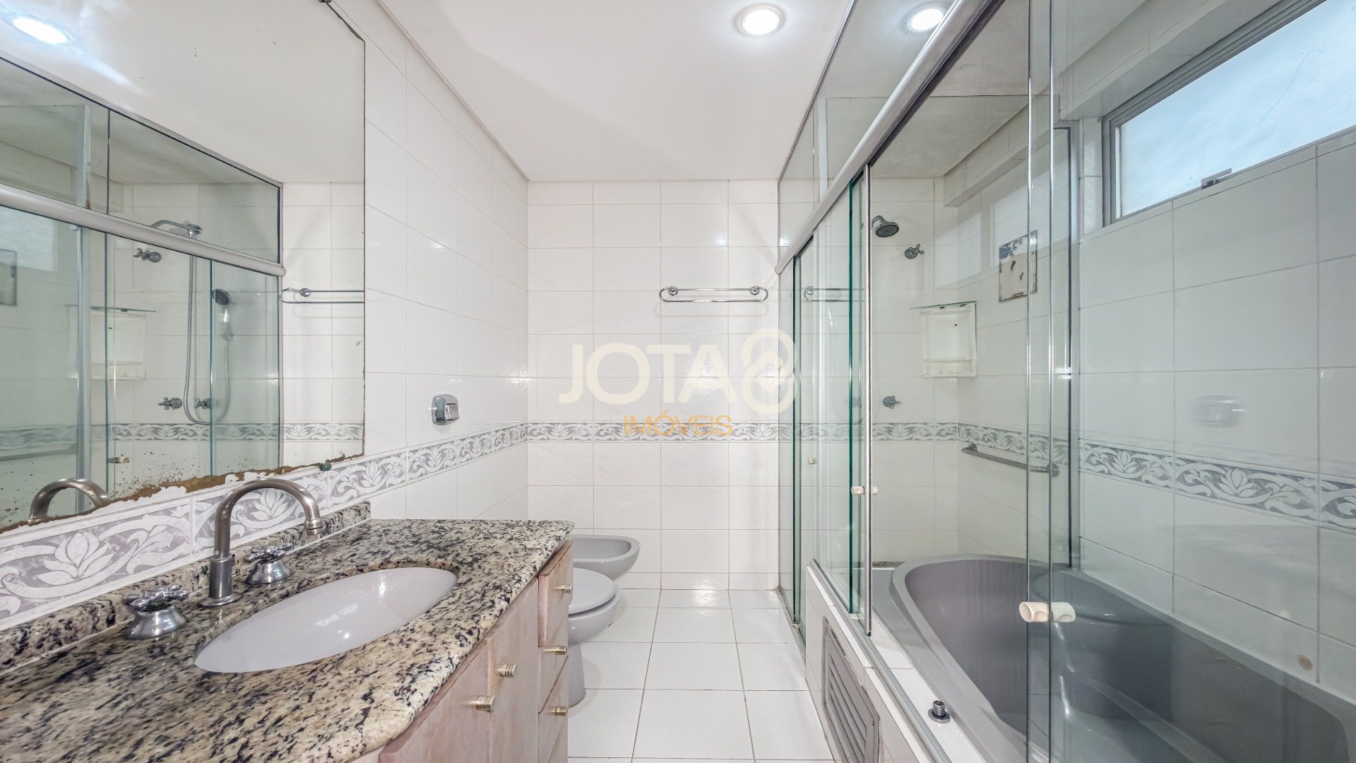 APARTAMENTO COM 3 QUARTOS NO BATEL