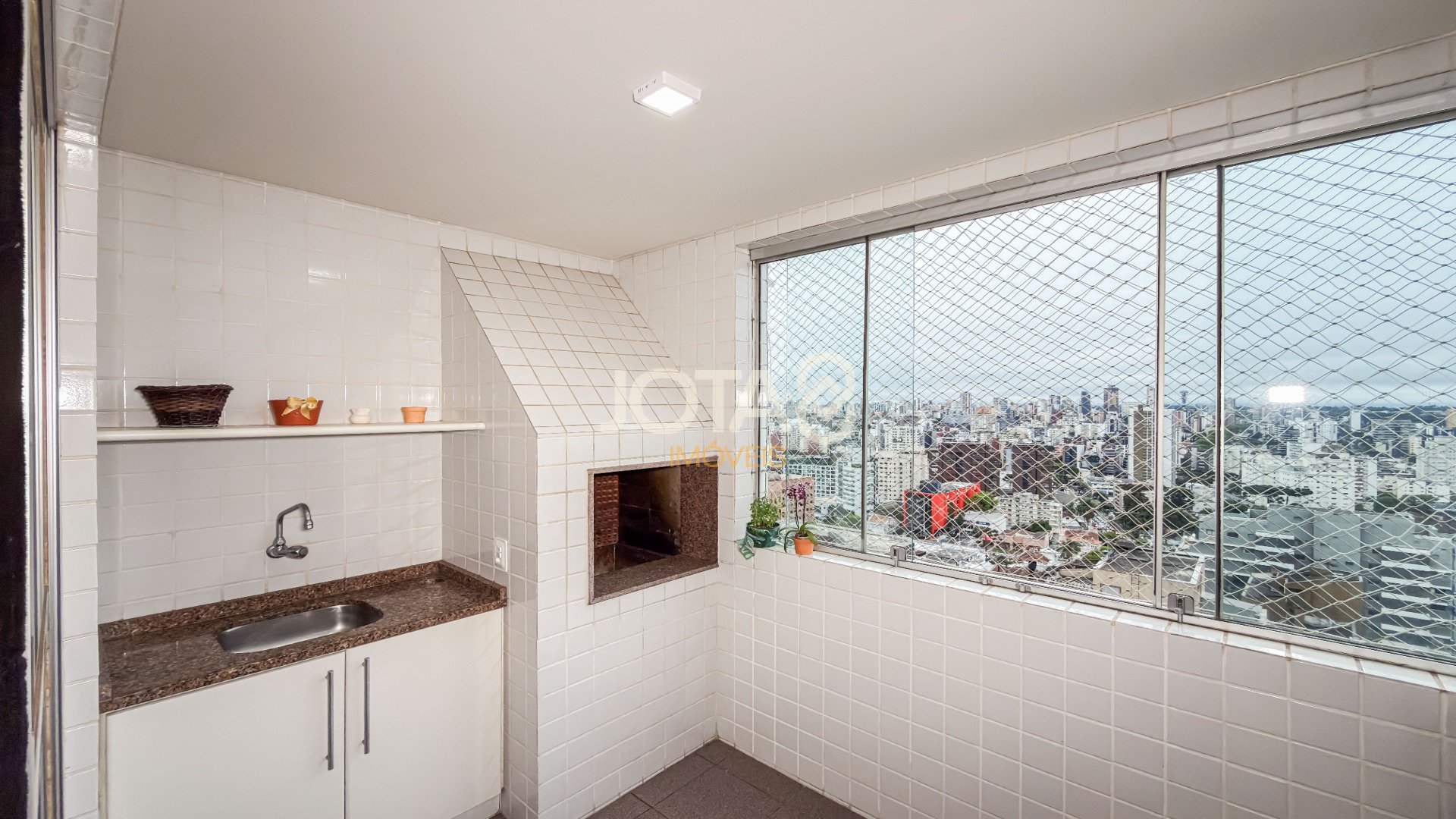 APARTAMENTO COM 3 QUARTOS NO BATEL