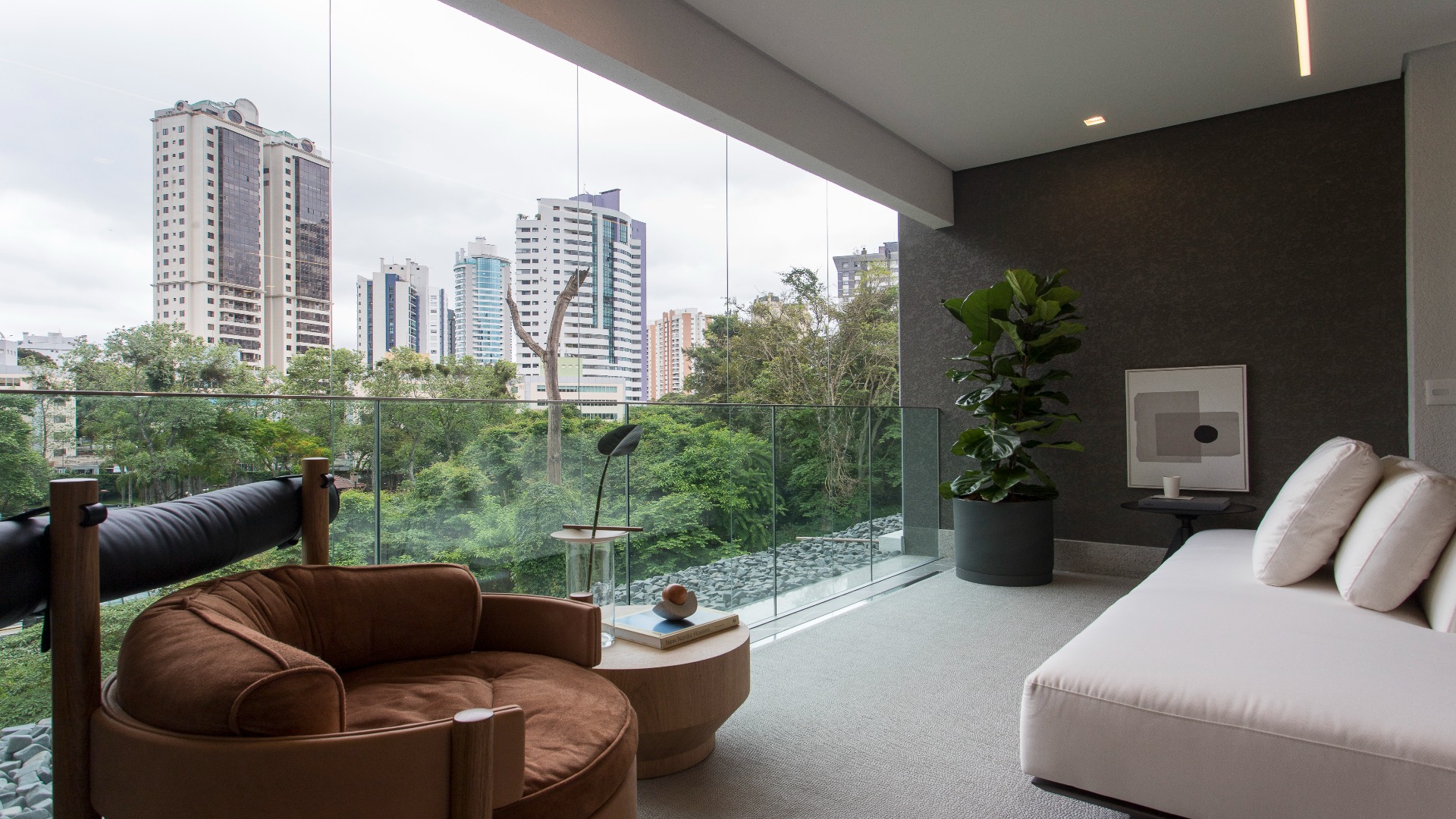 APARTAMENTO COM 3 SUÍTES E 4 VAGAS NO ECOVILLE