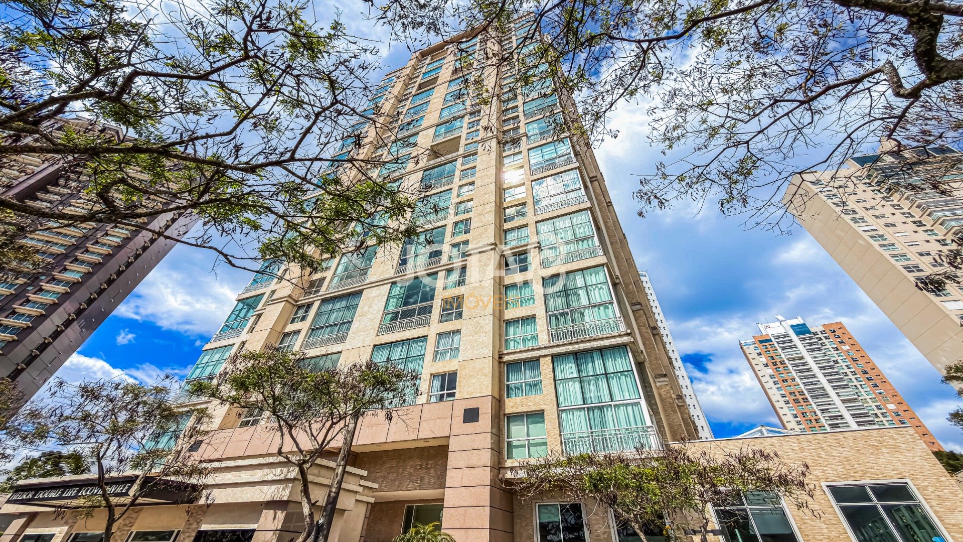 APARTAMENTO 4 QUARTOS COM ELEVADOR PRIVATIVO NO ECOVILLE - COND CLUBE