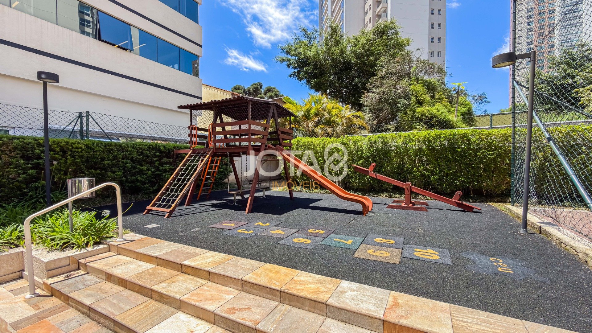 APARTAMENTO 4 QUARTOS COM ELEVADOR PRIVATIVO NO ECOVILLE - COND CLUBE