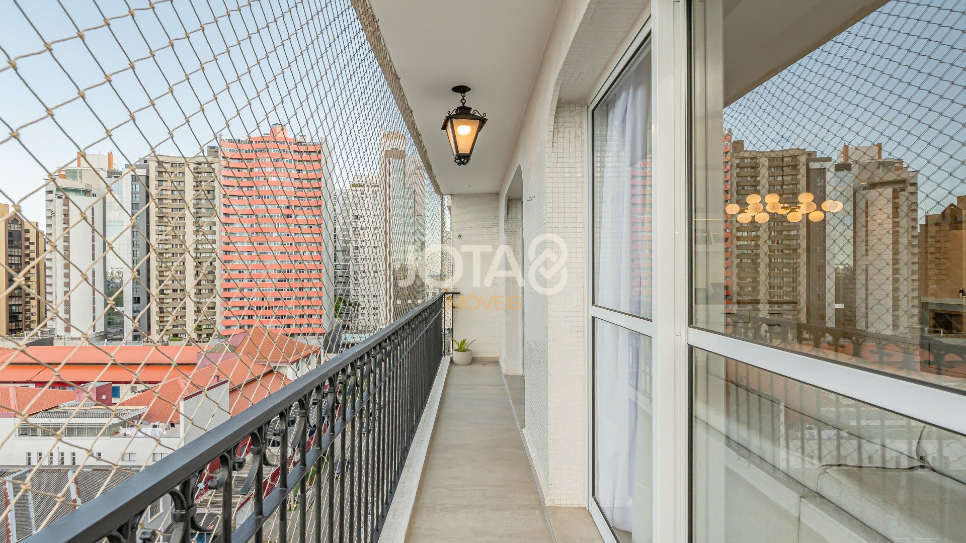 APARTAMENTO NO BATEL AO LADO DA PRAÇA DO JAPÃO!