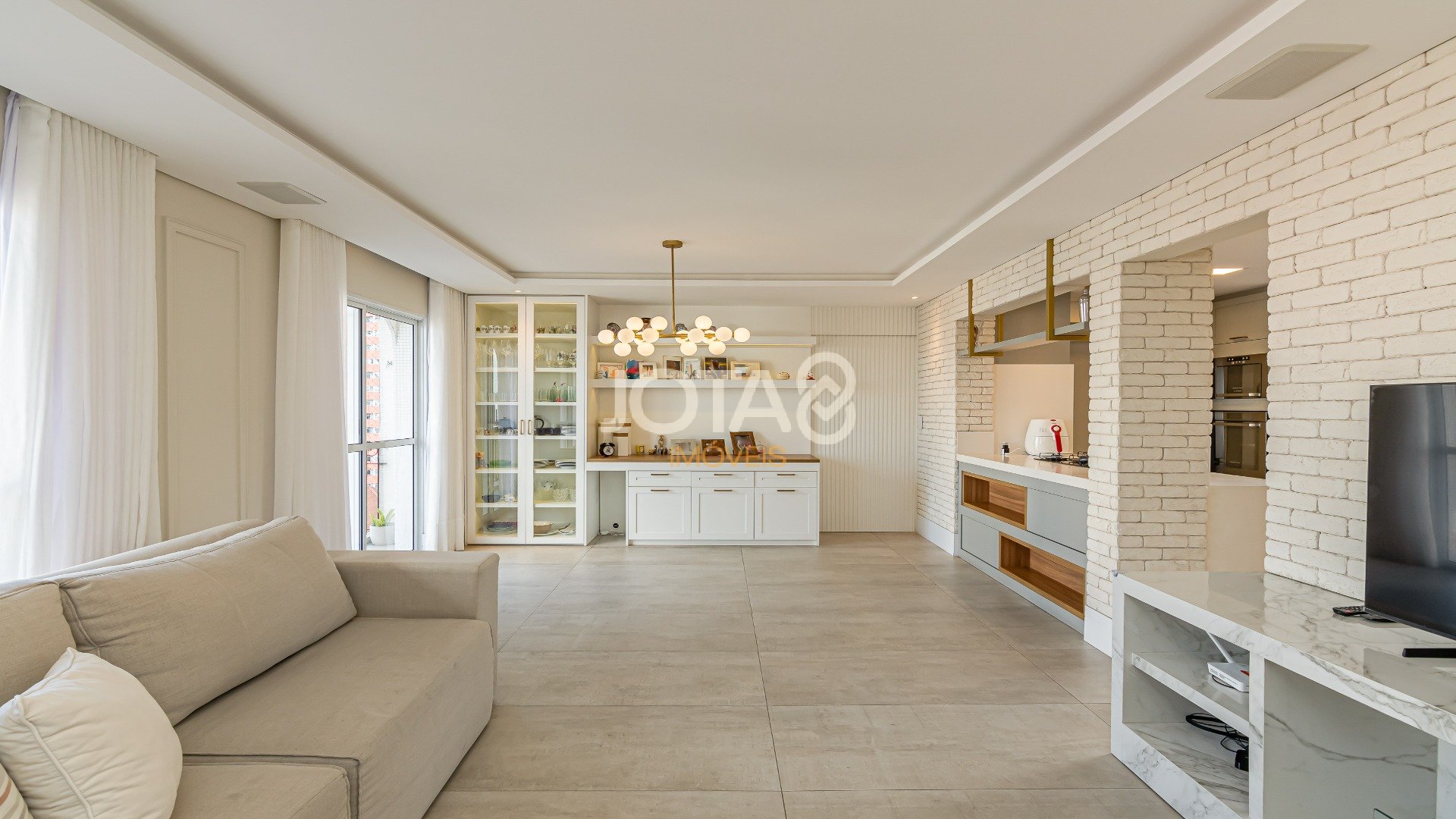 APARTAMENTO NO BATEL AO LADO DA PRAÇA DO JAPÃO!