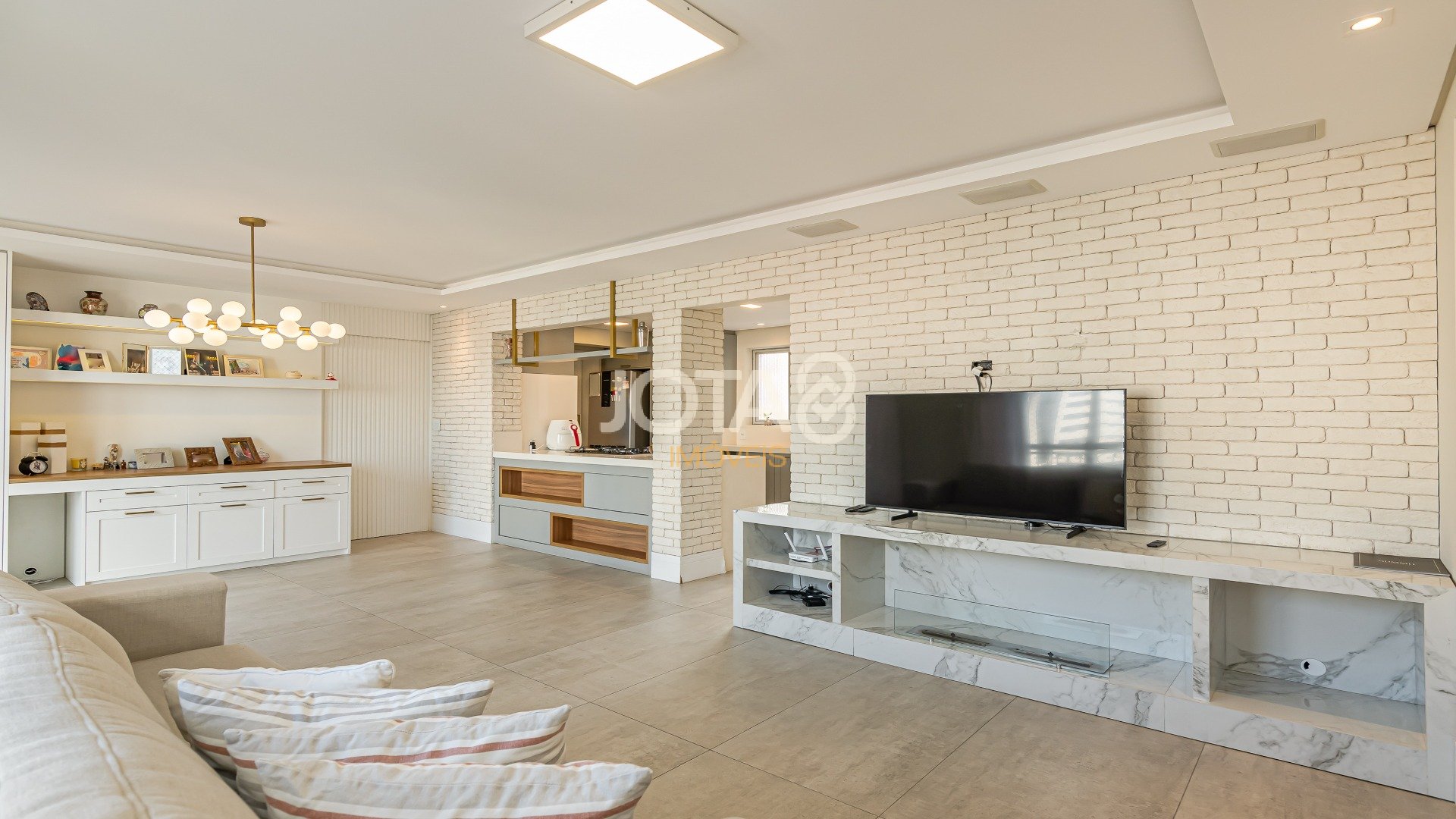 APARTAMENTO NO BATEL AO LADO DA PRAÇA DO JAPÃO!