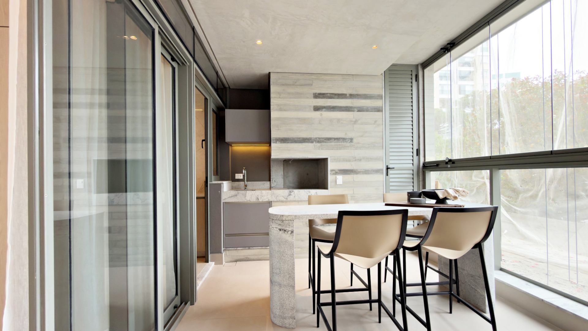 APARTAMENTO COM 3 SUÍTES E 4 VAGAS NO BATEL