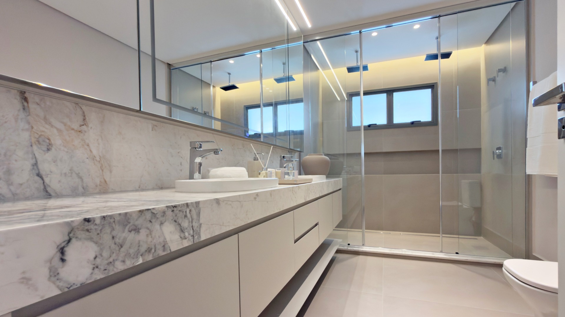 APARTAMENTO COM 3 SUÍTES E 4 VAGAS NO BATEL