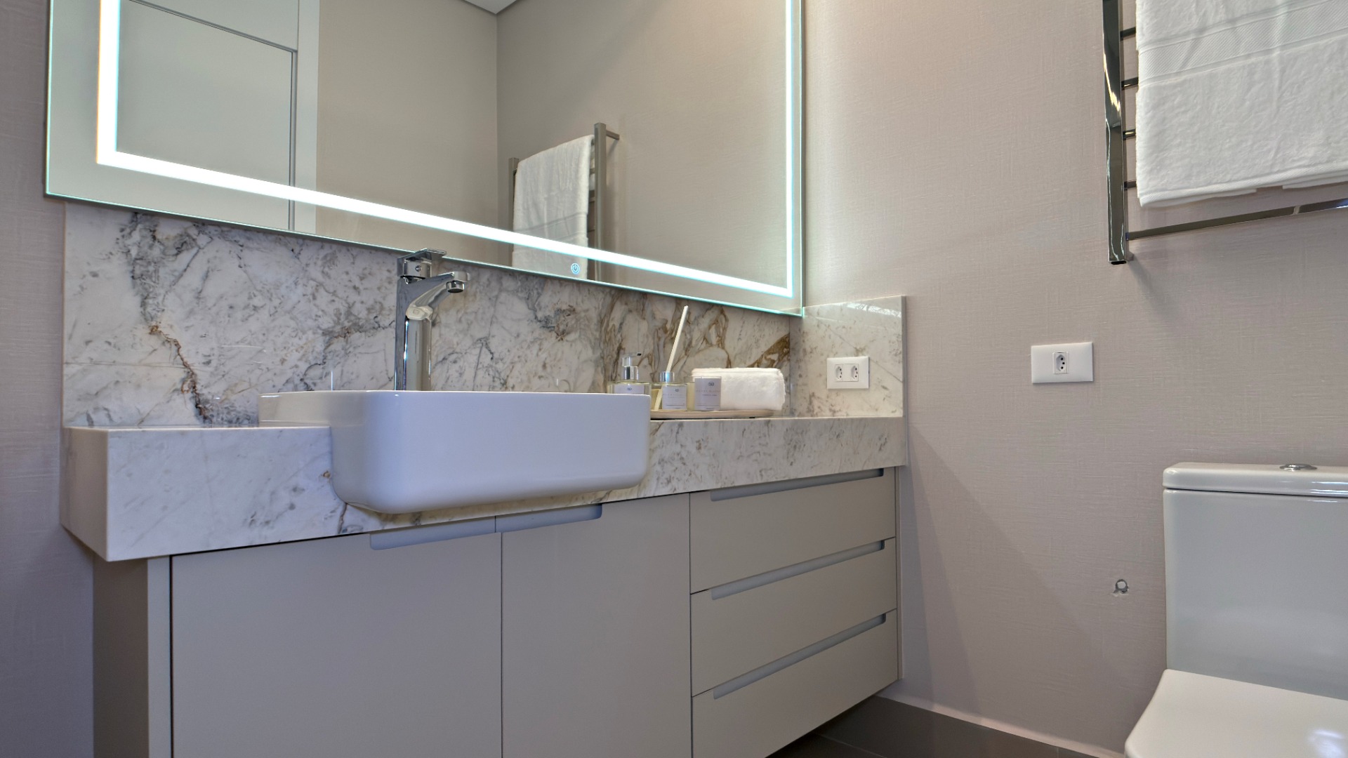 APARTAMENTO COM 3 SUÍTES E 3 VAGAS NO BATEL