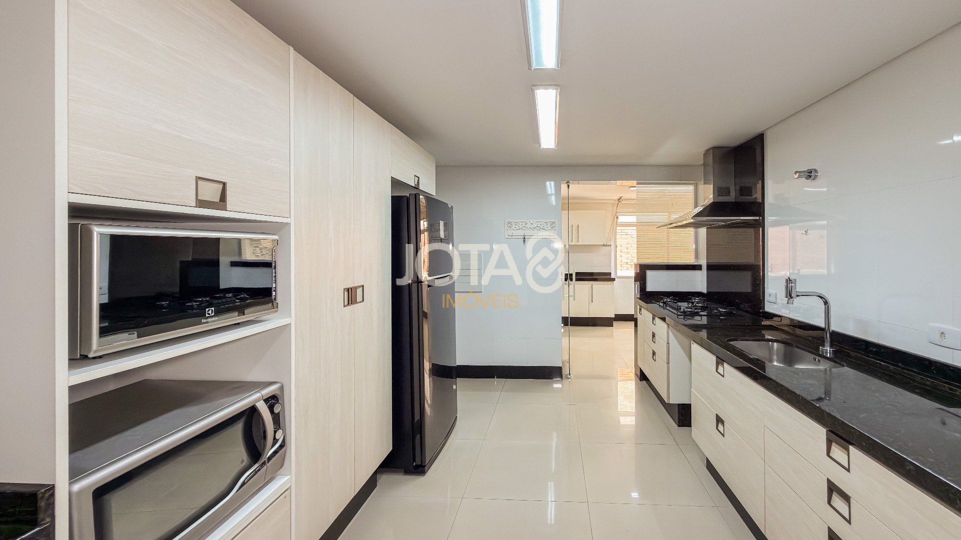 APARTAMENTO 02 SUITES COM FACE NORTE AO LADO DA PRACINHA DO BATEL