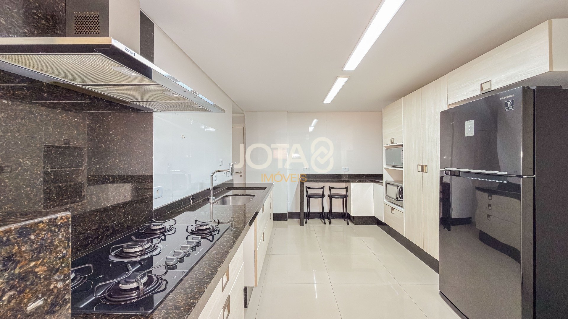 APARTAMENTO 02 SUITES COM FACE NORTE AO LADO DA PRACINHA DO BATEL