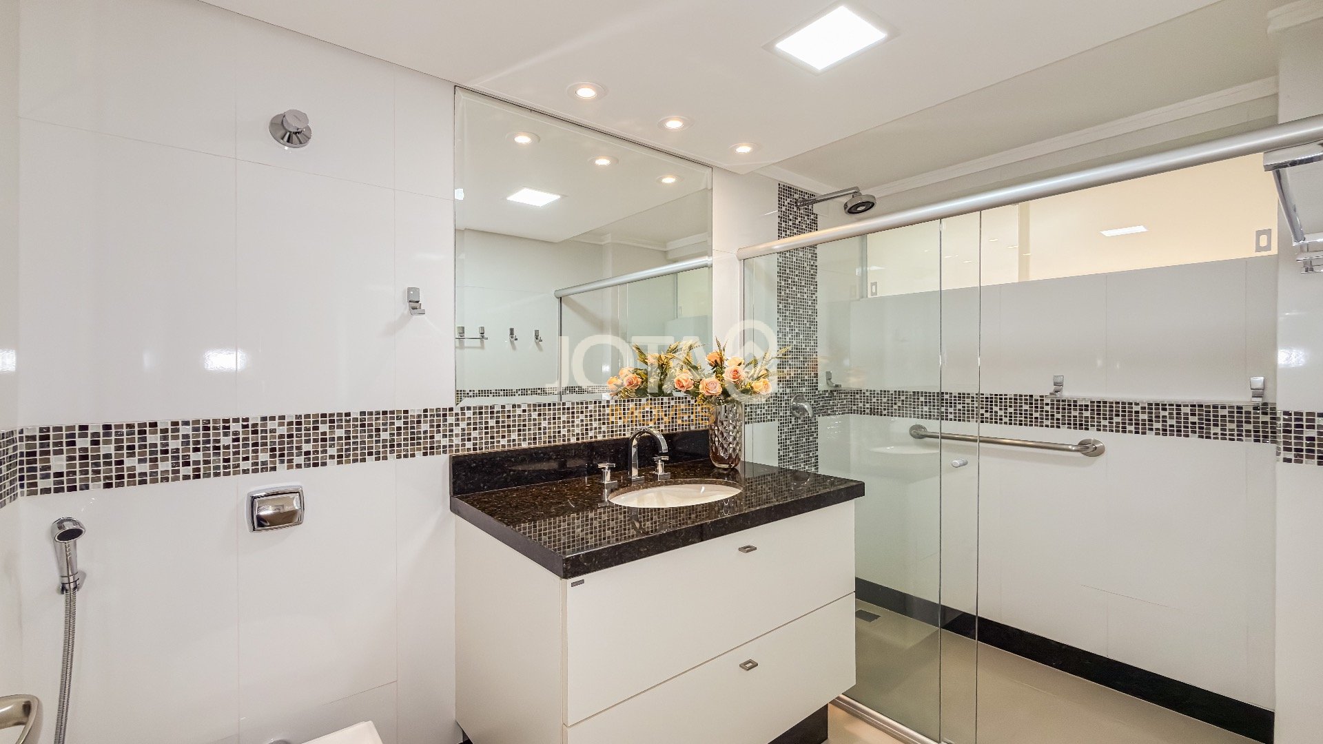 APARTAMENTO 02 SUITES COM FACE NORTE AO LADO DA PRACINHA DO BATEL