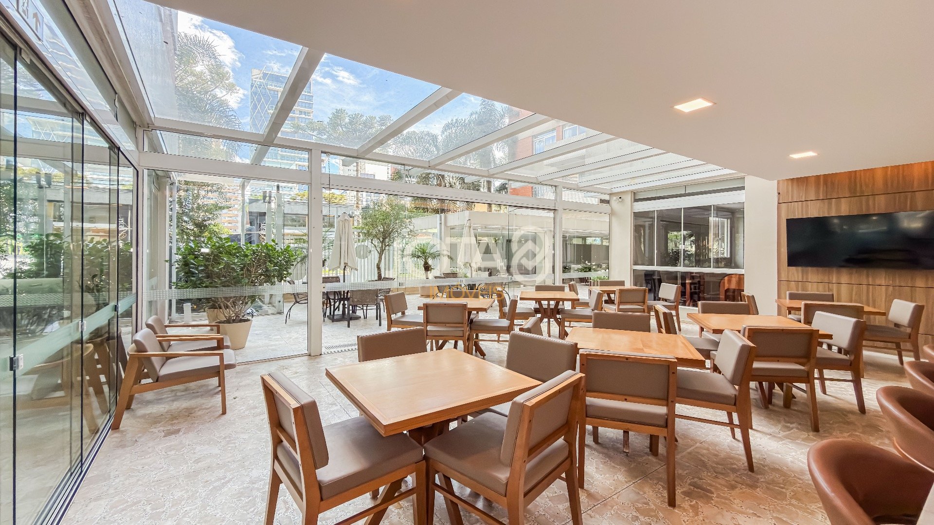 APARTAMENTO 02 SUITES COM FACE NORTE AO LADO DA PRACINHA DO BATEL