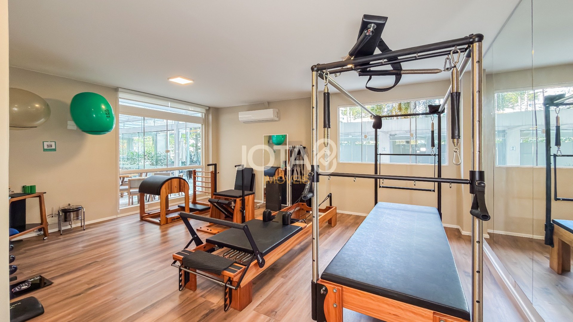 APARTAMENTO 02 SUITES COM FACE NORTE AO LADO DA PRACINHA DO BATEL