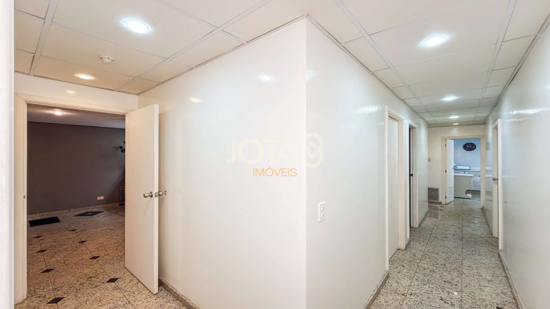 SALA CAOMERCIAL ENTRE O CENTRO E BATEL COM VAGA - J8