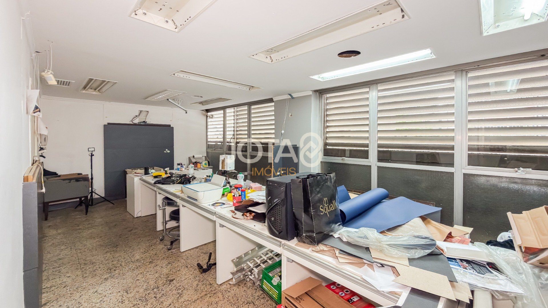 SALA CAOMERCIAL ENTRE O CENTRO E BATEL COM VAGA - J8