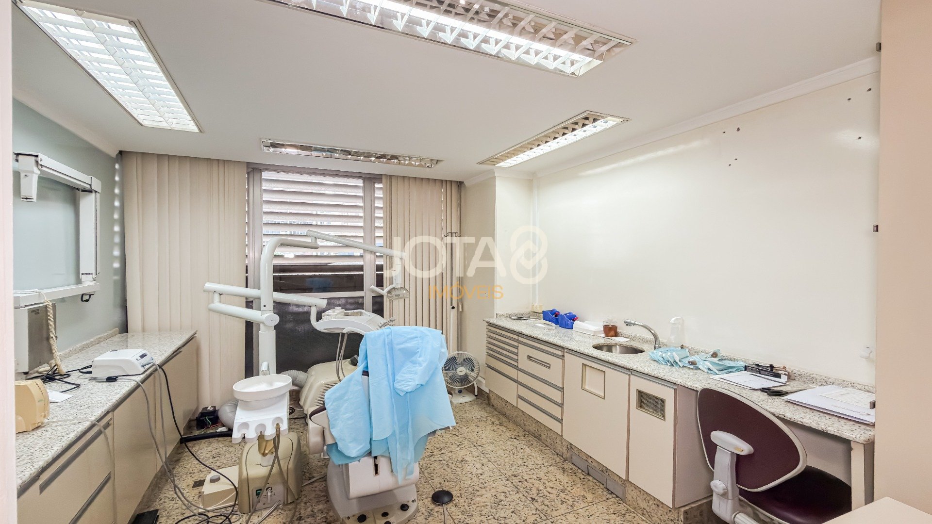 SALA CAOMERCIAL ENTRE O CENTRO E BATEL COM VAGA - J8