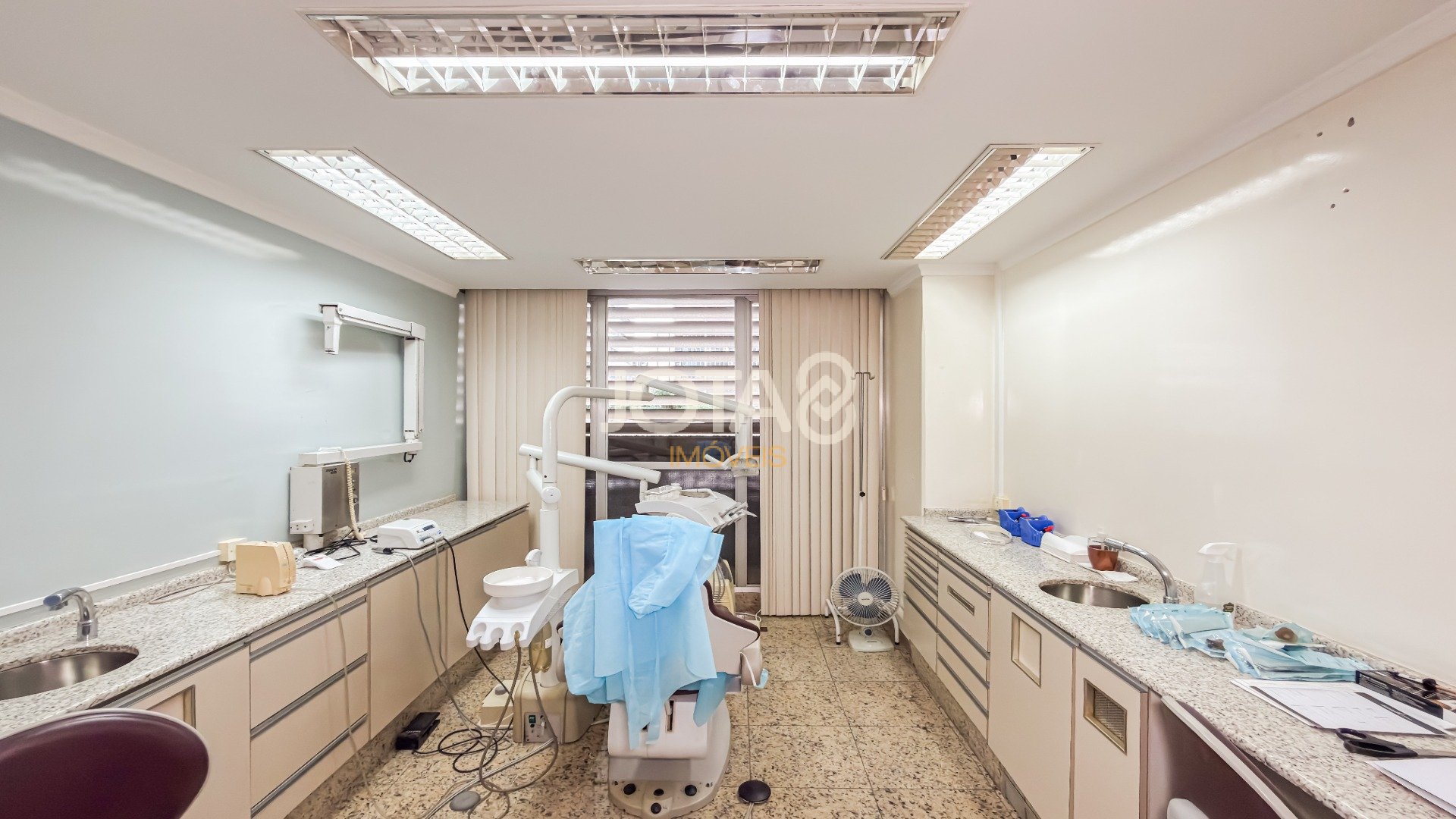 SALA CAOMERCIAL ENTRE O CENTRO E BATEL COM VAGA - J8