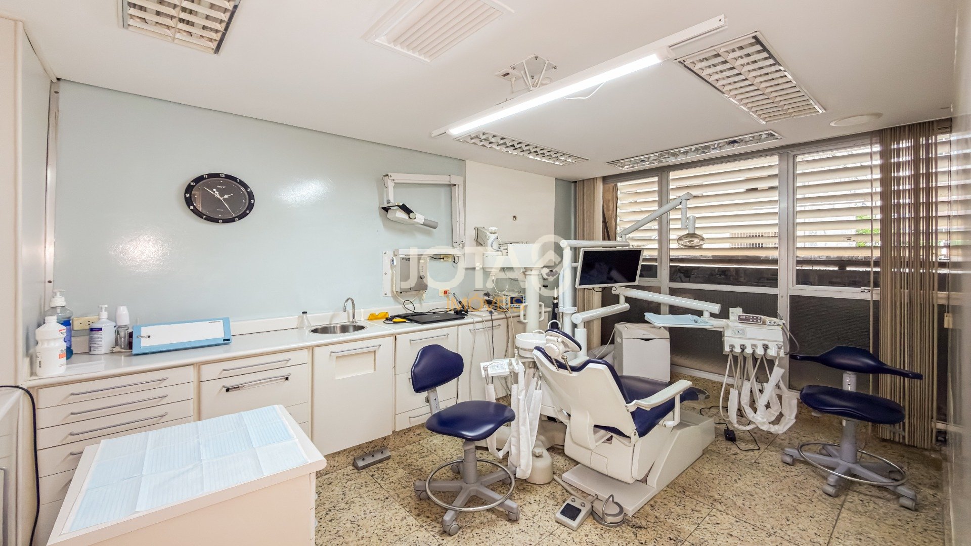 SALA CAOMERCIAL ENTRE O CENTRO E BATEL COM VAGA - J8