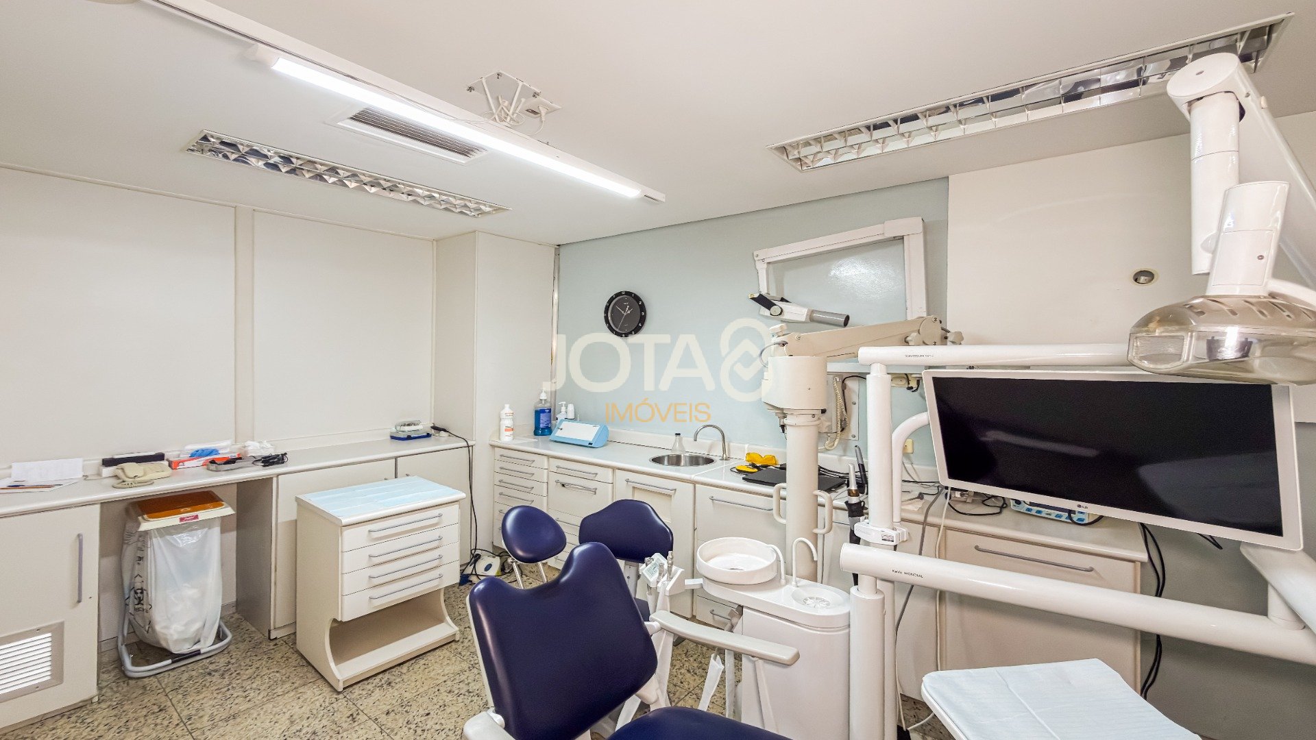 SALA CAOMERCIAL ENTRE O CENTRO E BATEL COM VAGA - J8