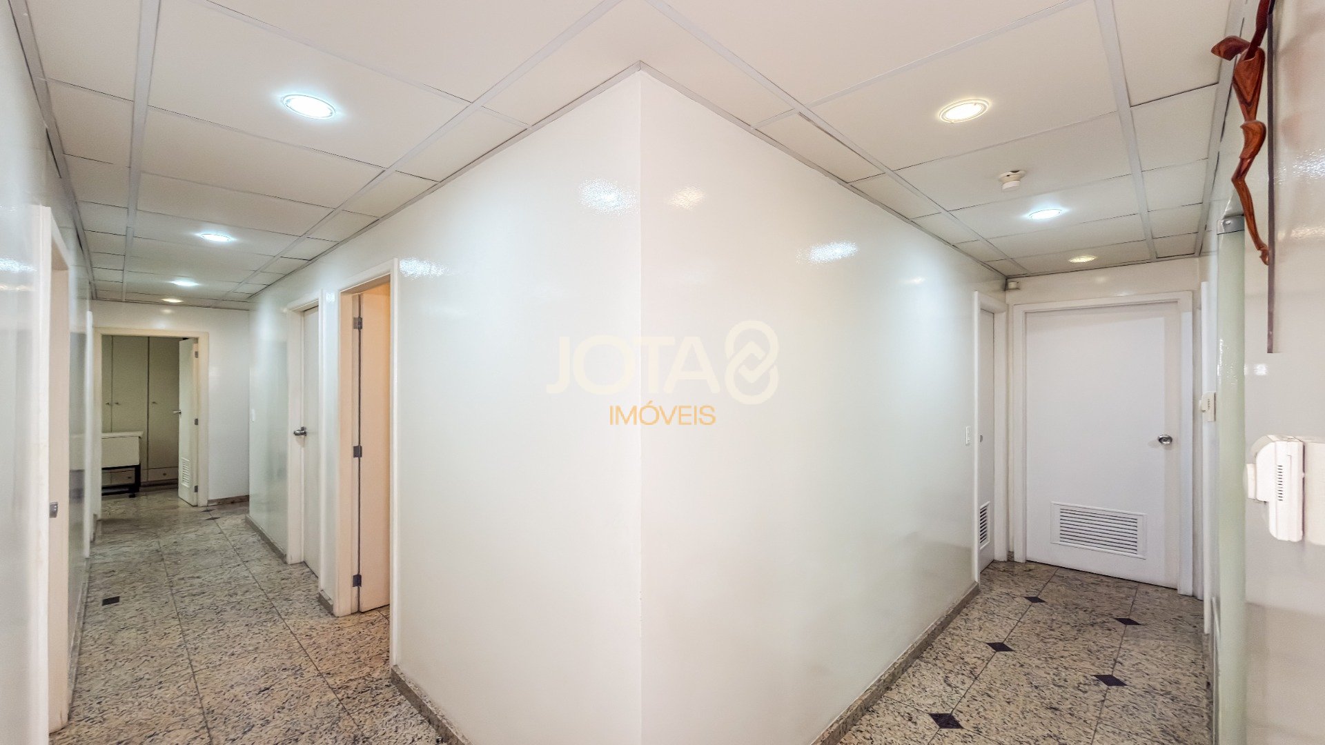 SALA CAOMERCIAL ENTRE O CENTRO E BATEL COM VAGA - J8