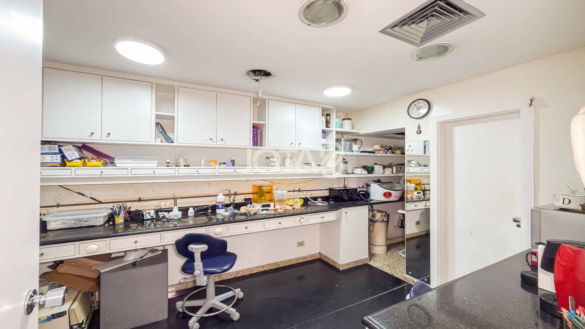 SALA CAOMERCIAL ENTRE O CENTRO E BATEL COM VAGA - J8