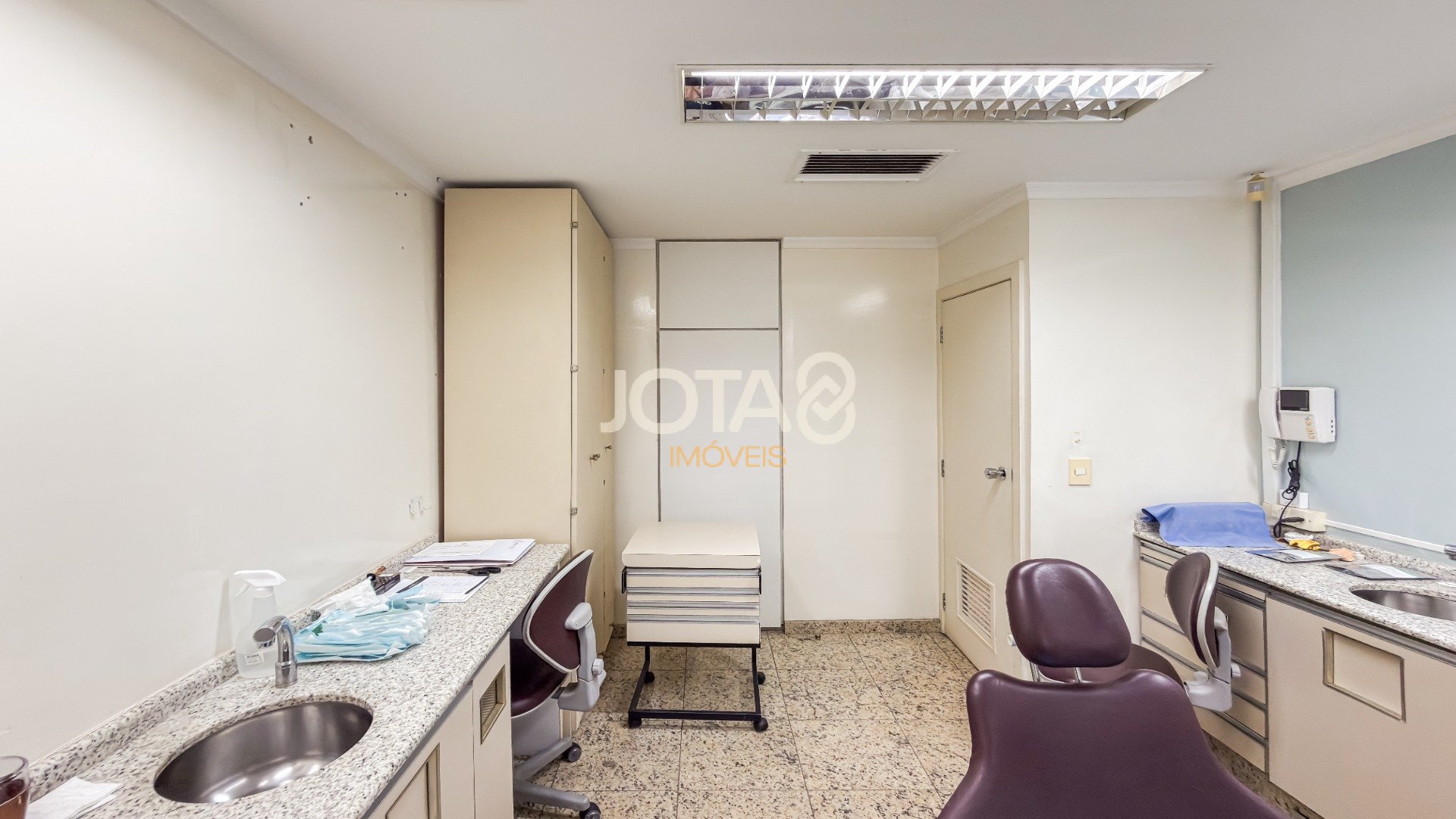SALA CAOMERCIAL ENTRE O CENTRO E BATEL COM VAGA - J8