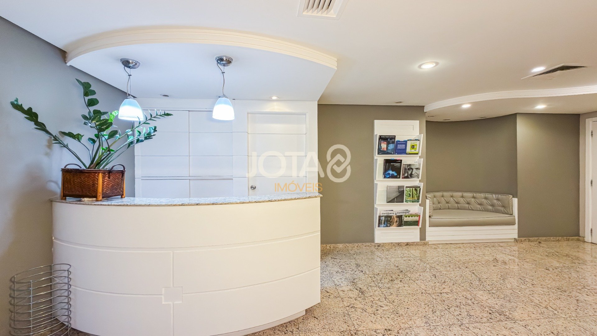 SALA CAOMERCIAL ENTRE O CENTRO E BATEL COM VAGA - J8