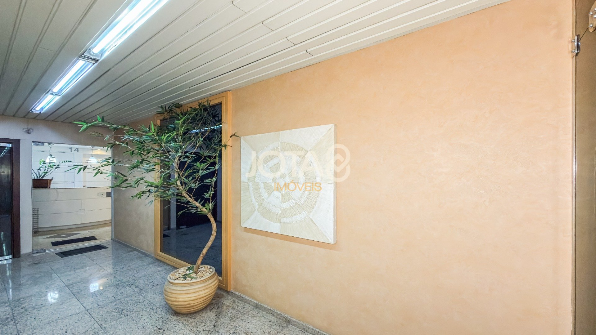 SALA CAOMERCIAL ENTRE O CENTRO E BATEL COM VAGA - J8