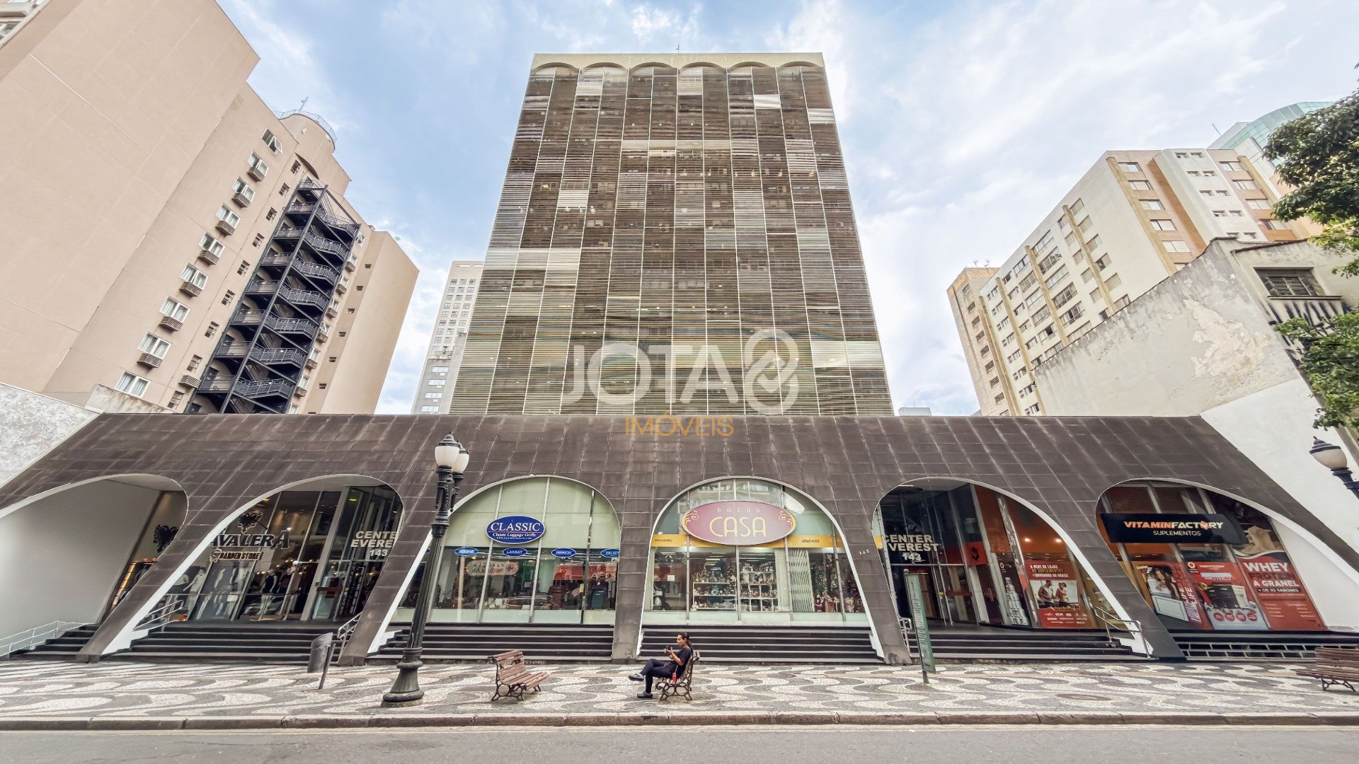 Foto de destaque Sala caomercial entre o centro e batel com vaga - j8